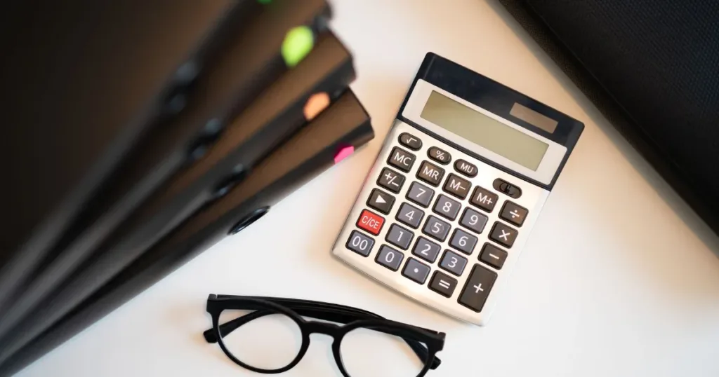 Calculator and notes used to work out credit utilization