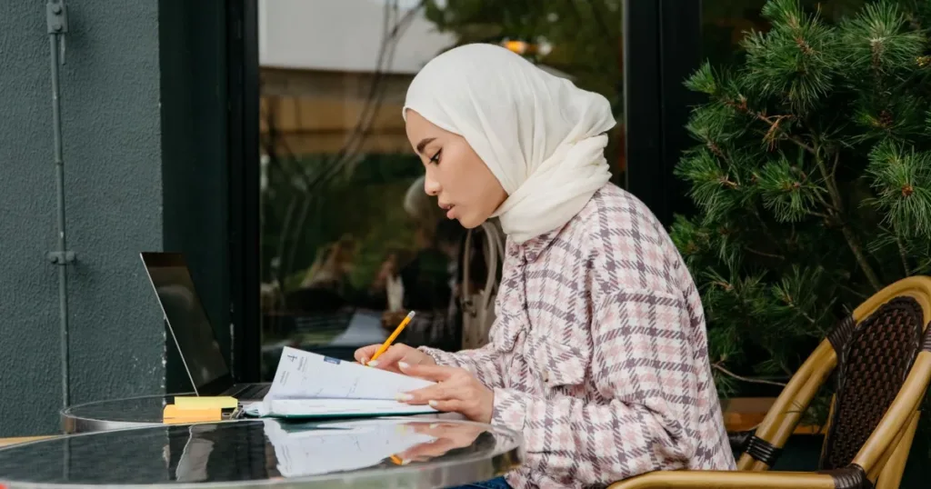 Student Credit Card vs Secured Card: Which Is Better?